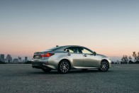 30 év után Európába érkezhet a Lexus ES 2