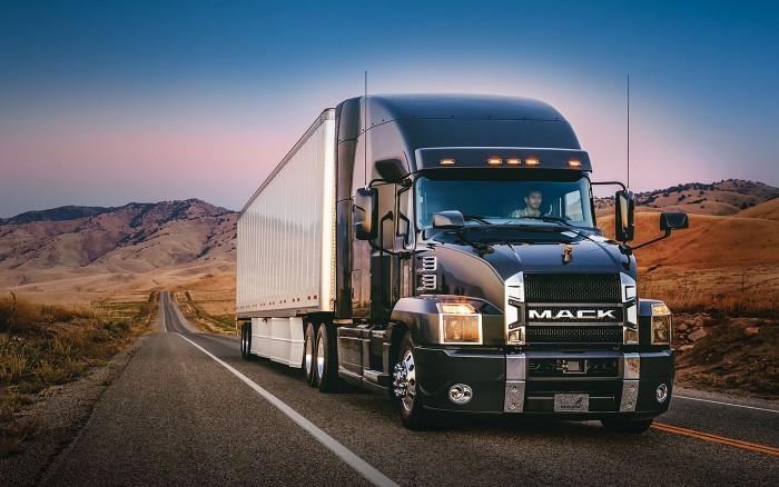 Íme Amerika legújabb aszfaltszaggató csőrőse