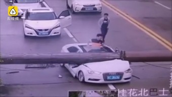 Pokoli mázli, vagy mennyei erők mentették meg ezt a kínai férfit?