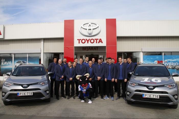 Hibrid Toyotákat kaptak a szegedi kézisek