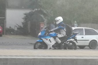 Igen elegáns volt ez a motoros az 1-es villamos mögött (ja, nem)