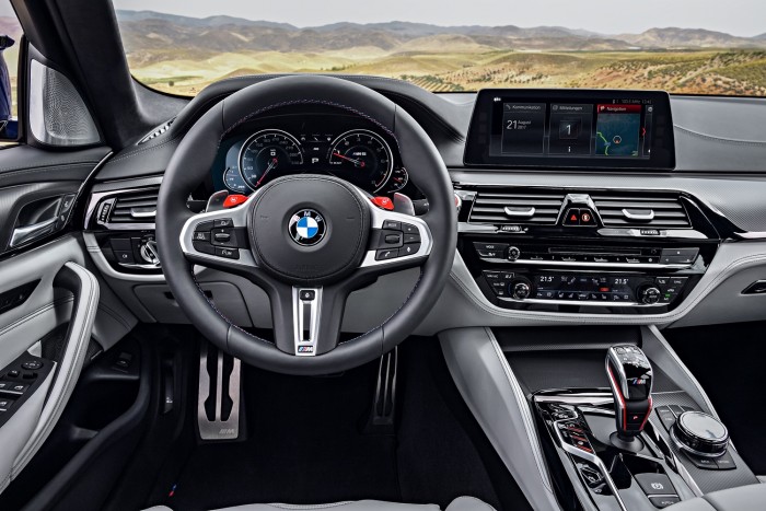 5 tény bizonyítja, hogy a BMW M5-ös motorja nagy szám 4 5 tény bizonyítja, hogy a BMW M5-ös motorja nagy szám 4