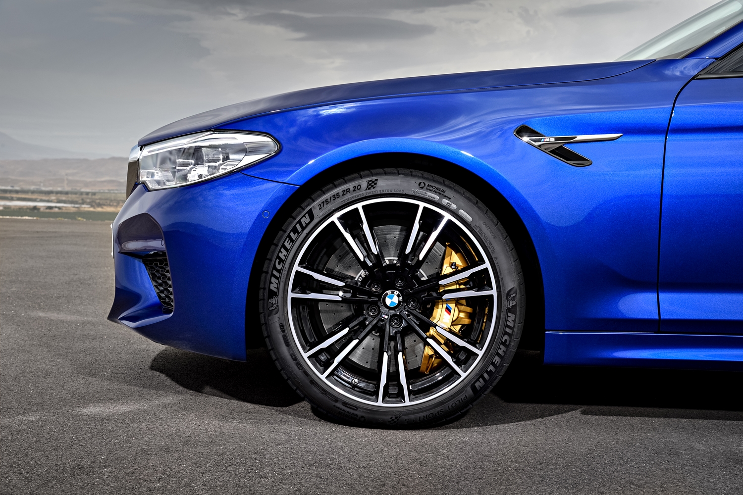 5 tény bizonyítja, hogy a BMW M5-ös motorja nagy szám 5