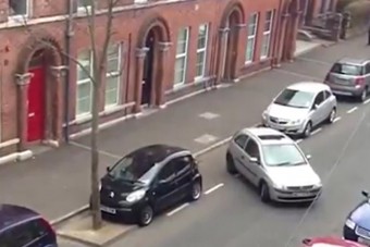 Már sajnáljunk ezt a parkolással küzdő autóst