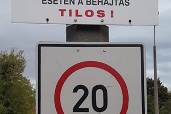 Az értetleneknek készítették ezt a KRESZ-táblát Borsodban