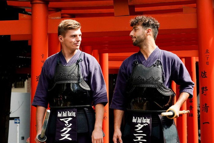 F1: Kardozni tanultak a Red Bull-pilóták – videó