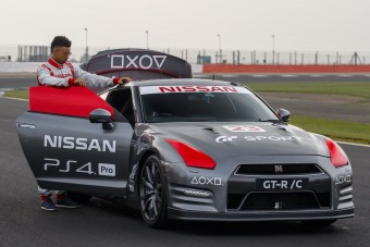 Távirányítóval vezették a sportkocsit