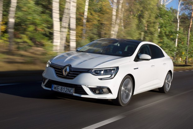 Renault, ami nem kell a németeknek 4 A csendes utastér érdekében hab és filc szigetelés került a motorháztető alá, a nyitható rácsok mögé, a kerékívekhez, a lábtér alá, a csomagtér burkolata alá, a szélvédő pedig akkusztikus