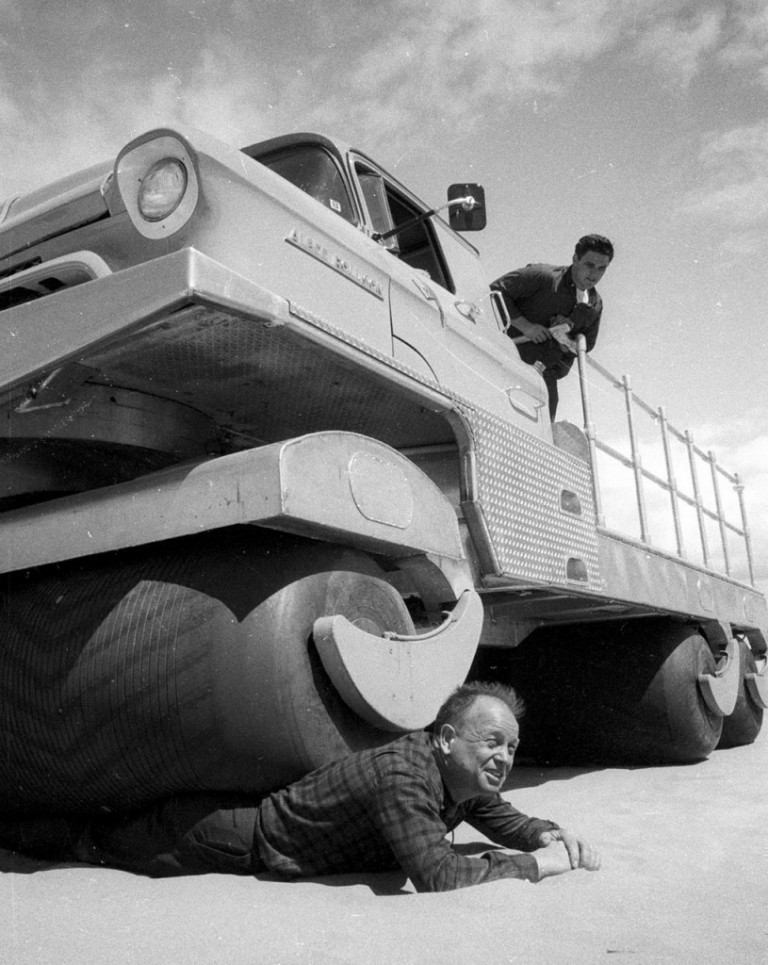 Öt tonnát nyom ez a gép, mégse öl meg, ha átgurul rajtad 2