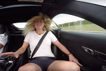 F1: Hamilton jól elbánt a szőke tévés lánnyal