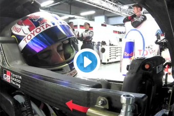 Elaludt a versenyautójában a volt F1-es - videó