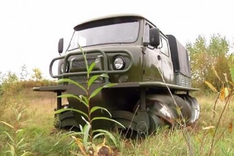 Kerekek nélkül közlekedő teherautó támadt fel a rozsdából