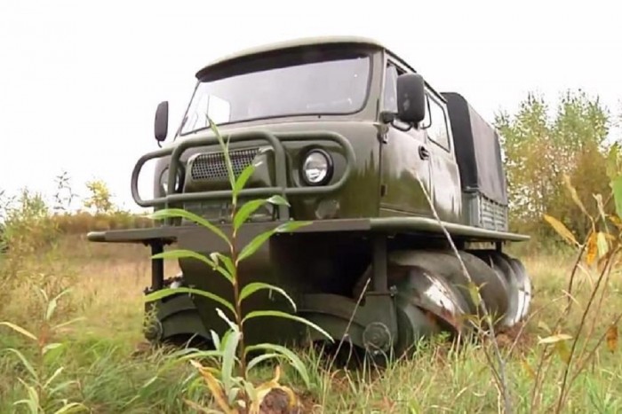 Kerekek nélkül közlekedő teherautó támadt fel a rozsdából