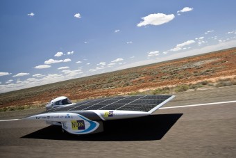 Sivatagban bírkóznak a napelemes autók