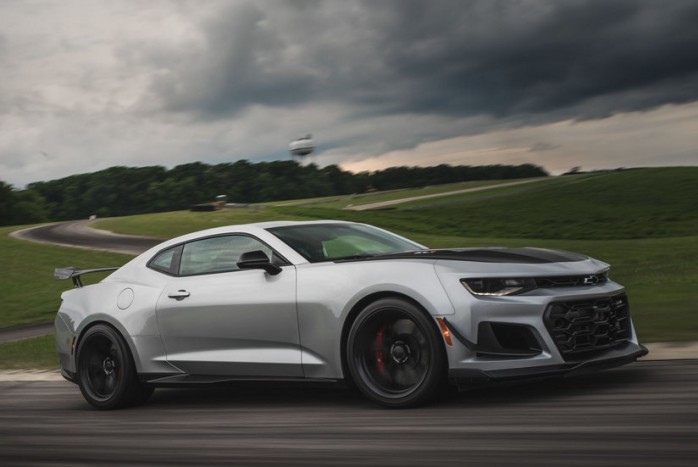 Kőkemény sportautókat vert a kecses kupé 1 | Vezess Kőkemény sportautókat vert a kecses kupé 1