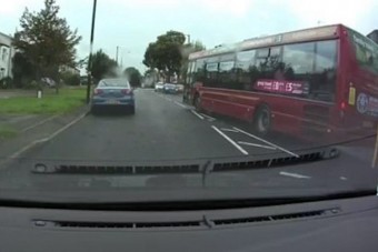 Előzni akart a türelmetlen buszvezető, majdnem baleset lett belőle