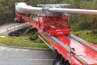 Így kanyarodik egy kamion, amikor 60 méter hosszú rakományt szállít