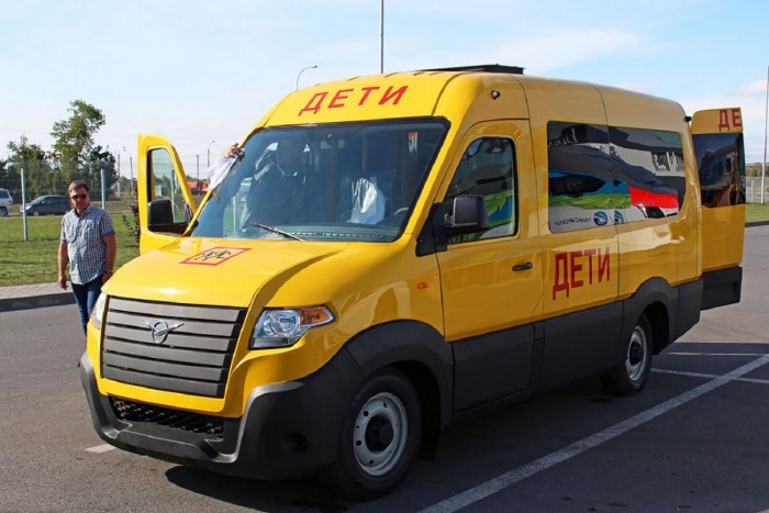 UAZ viheti a gyerekeket iskolába