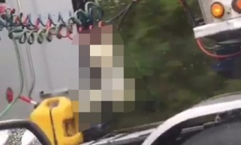 Beteg halloweeni bábu egy kamionon