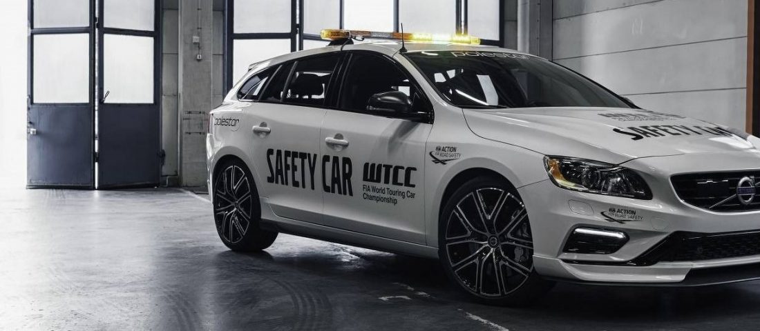 Ez a bitang kombi Volvo a versenyautók előtt száguld