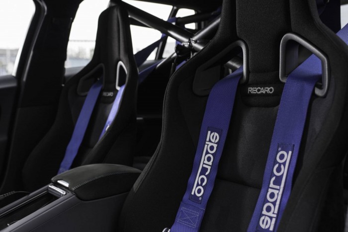 Ez a bitang kombi Volvo a versenyautók előtt száguld 6