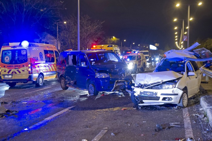 Rommá tört autók az M3-as kivezetőn 3 Rommá tört autók az M3-as kivezetőn 3