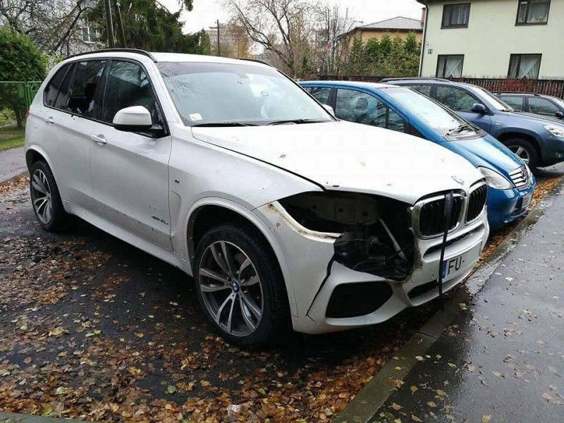 Ennek a BMW-nek szó szerint kilopták a szemét 1
