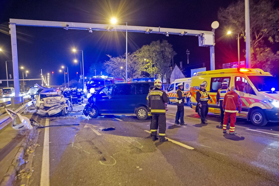Rommá tört autók az M3-as kivezetőn 2