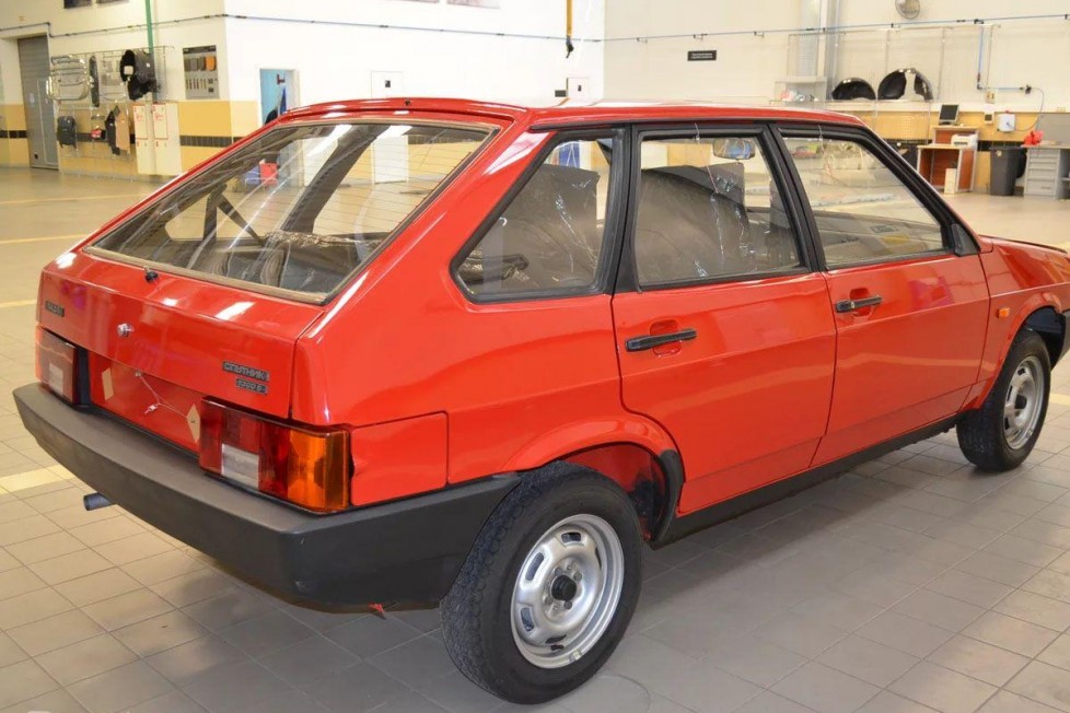 Szédítő áron kínálnak egy 25 éves Ladát, gyári állapotban 3