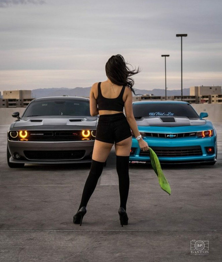 Ívelt karosszériák, mosolygó hölgyek képcsokra 12