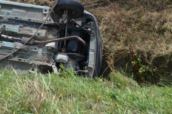 Csörgött a 76 éves néni mobilja, beleállt az árokba