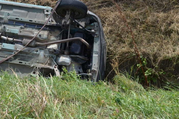 Csörgött a 76 éves néni mobilja, beleállt az árokba