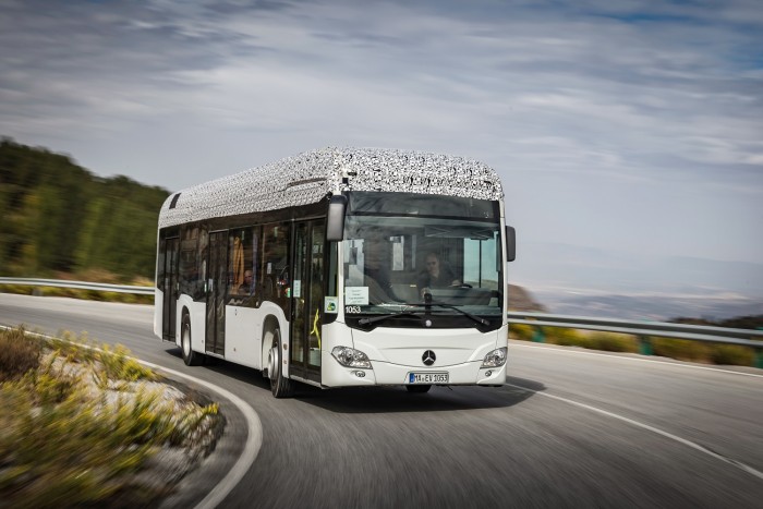 A Mercedes-Benz is beáll a sorba