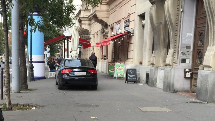 Nem szimplán a járdára parkolt ez a pesti audis, annál sokkal taplóbb volt 1 Nem szimplán a járdára parkolt ez a pesti audis, annál sokkal taplóbb volt 1