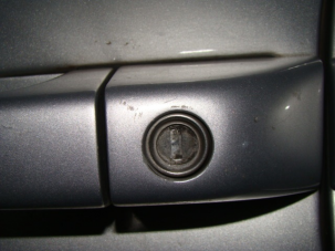 Tollal akartak feltörni egy autót Pesten