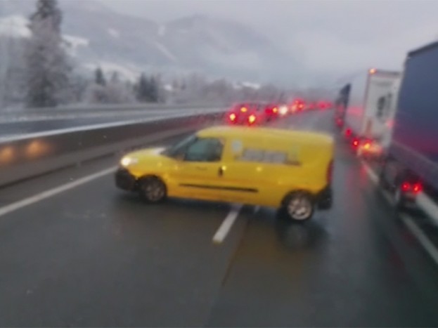 Visszafordult a dugóban egy osztrák postás, szorulhat érte