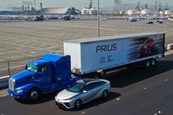 Hidrogén üzemű nyerges vontatót tesztel a Toyota