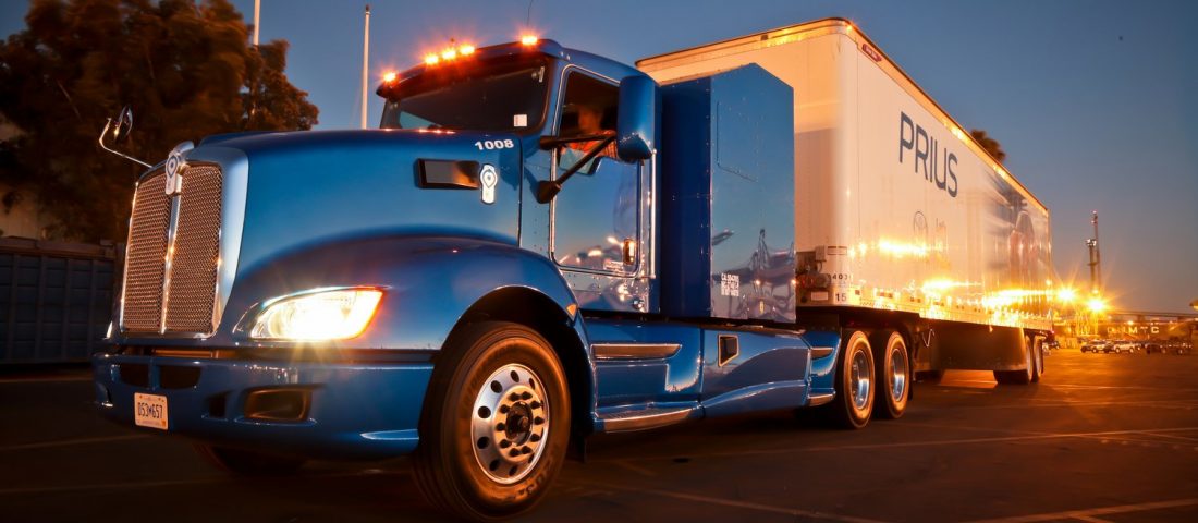 Hidrogén üzemű nyerges vontatót tesztel a Toyota