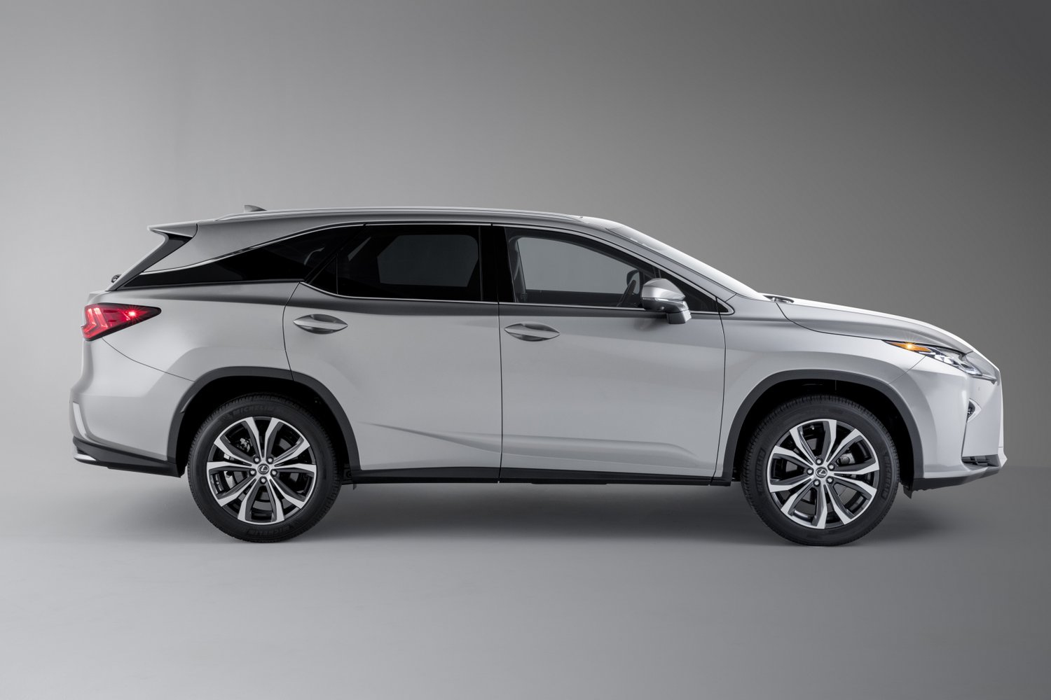 Megérkezett a három üléssoros Lexus RX 29