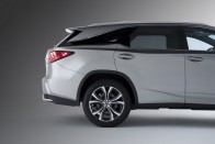 Megérkezett a három üléssoros Lexus RX 61