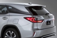 Megérkezett a három üléssoros Lexus RX 64