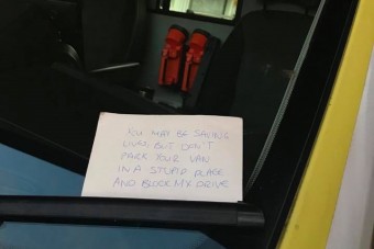 Felháborító cetlit kaptak a mentősök egy bunkó autóstól