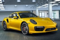 Aranyárban mérik a Porsche különleges, sárga fényezését 16