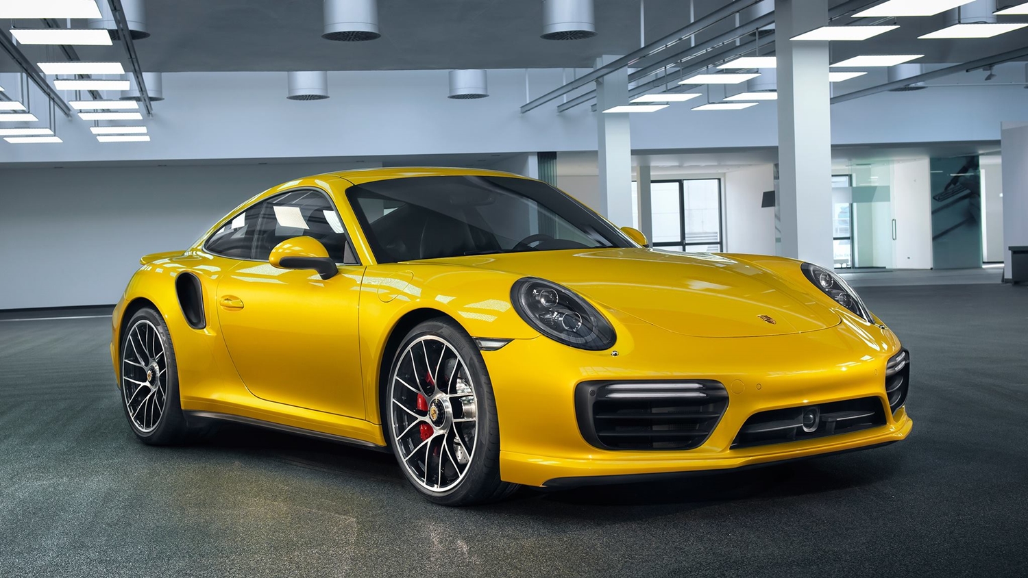 Aranyárban mérik a Porsche különleges, sárga fényezését 9