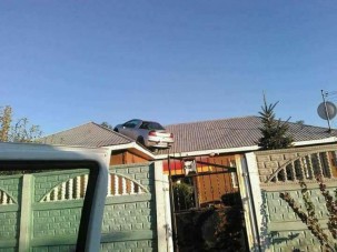 Háztetőn kötött ki egy Opel, csak az a kérdés, hogyan?