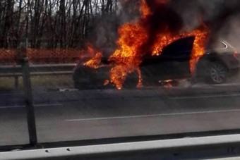 Fotón az M0-son porrá égett BMW