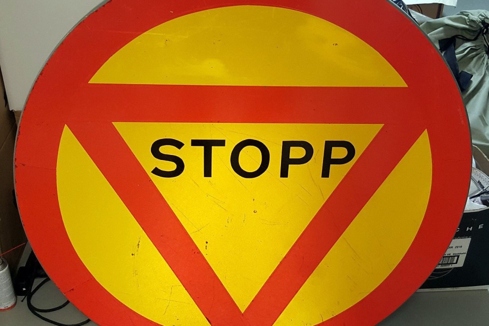 Furcsa, de tény, a STOP tábla lehet sárga és kerek, és így is teljesen szabályos 4 Furcsa, de tény, a STOP tábla lehet sárga és kerek, és így is teljesen szabályos 4