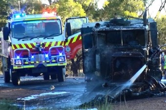 Személyautóval ütközött, kiégett a teherautó