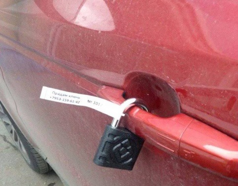 Bosszantó csalás terjed az oroszoknál, lelakatolják az autókat 2