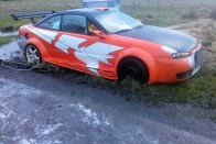 Gyomorforgató tuning áldozata lett ez a Calibra 10